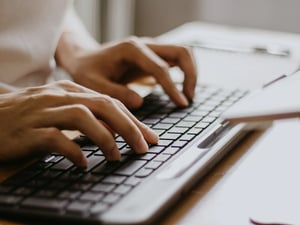 Hände tippen auf einer Tastatur